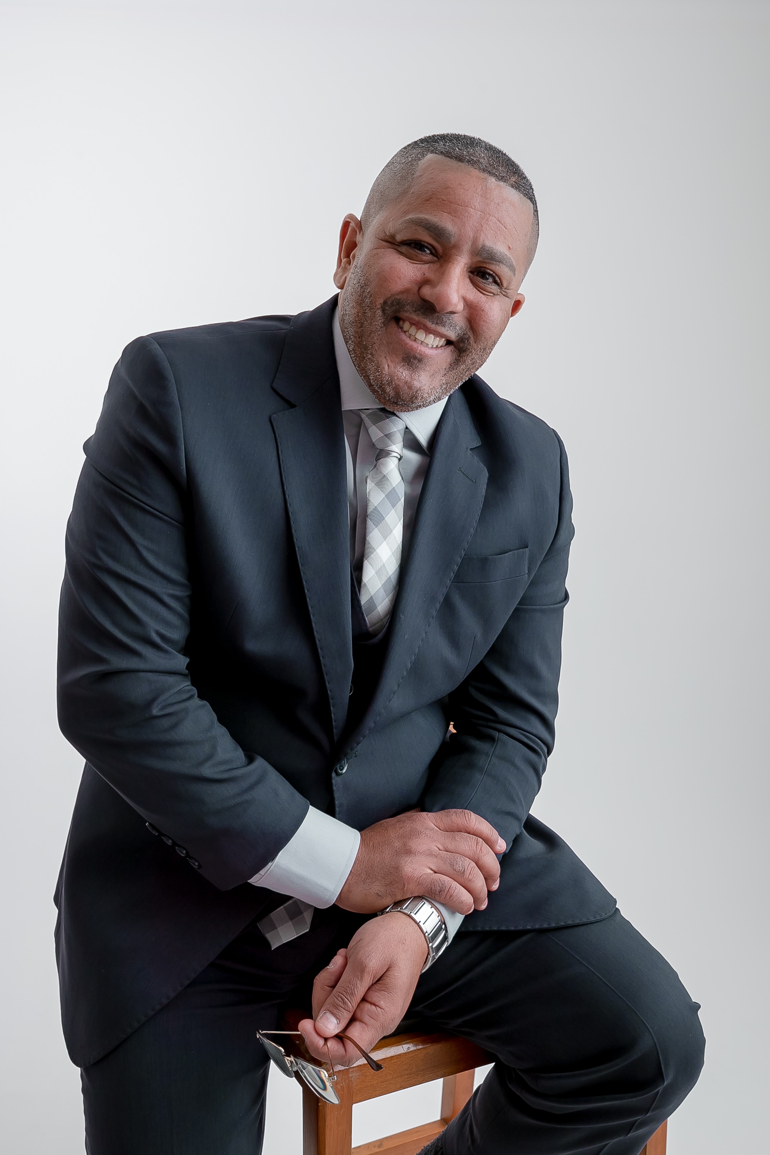 Douglas Ribeiro dos Santos, por ele mesmo, é advogado criminalista militante, bacharel em Direito e pós-graduado em Direito Administrativo e Constitucional, além de pós-graduado em Direito Penal e Processo Penal. Possui MBA em Gestão Empresarial pela FGV, unindo expertise jurídica com visão empreendedora.  Com quase 15 anos de experiência como educador público no Estado de São Paulo, também atuou como jornalista em rádio, revista e jornal de bairro, além de ter sido empreendedor autônomo (camelô) na juventude — experiência que moldou sua resiliência e empatia social.  Atualmente, é diretor jurídico da CDL Itaquera e Conselheiro Distrital do Tatuapé pela Associação Comercial de São Paulo (ACSP). Participa ativamente de eventos jurídicos em São Paulo, como seminários, congressos, simpósios e palestras, demonstrando constante atualização profissional.  Douglas também é articulista jurídico e criador de conteúdo digital, escrevendo sobre Direito, Cidadania e Empreendedorismo. Mantém presença sólida nas redes sociais e no YouTube, com o canal “Notícias do Ribeiro”, onde compartilha análises jurídicas, entrevistas e conteúdos de educação cívica e empresarial. Além disso, tem sido convidado para palestras em faculdades, escolas, ONGs e instituições religiosas.  Na esfera política, já foi candidato a vereador em São Paulo, coordenou campanhas eleitorais de vereadores e deputados federais, e foi eleito Conselheiro Participativo da Prefeitura do Itaim Paulista (2018/2019).  Leitor voraz, já concluiu mais de 400 livros, sendo admirador confesso do clássico Barão de Mauá: o empresário do império, fonte de inspiração para sua mentalidade visionária e empreendedora.  Por fim, Douglas se define como um otimista, estudioso e empreendedor nato, comprometido com a justiça social, a ética profissional e o fortalecimento da cidadania.